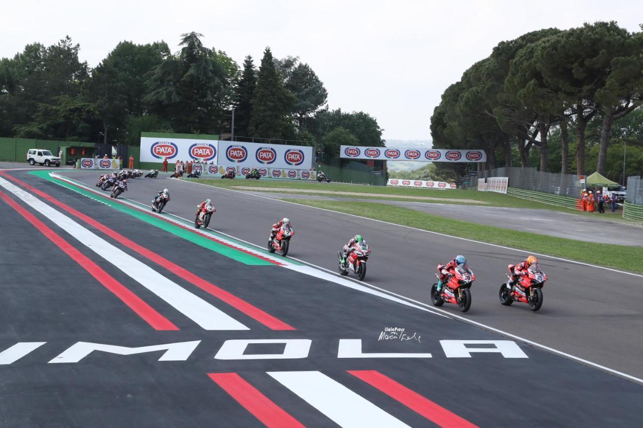 Appartamento La Dimora Delle Emozioni - Il Fascino Del Centro Storico E L'Adrenalina Dell'Autodromo Imola Esterno foto